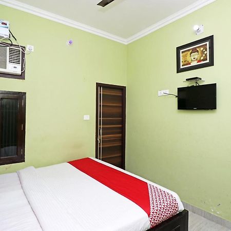 Capital O 11480 Hotel Blue Star Varanasi Bagian luar foto