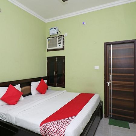 Capital O 11480 Hotel Blue Star Varanasi Bagian luar foto