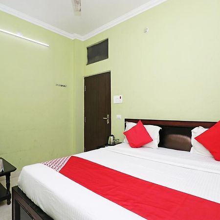 Capital O 11480 Hotel Blue Star Varanasi Bagian luar foto
