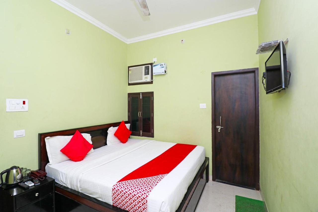 Capital O 11480 Hotel Blue Star Varanasi Bagian luar foto