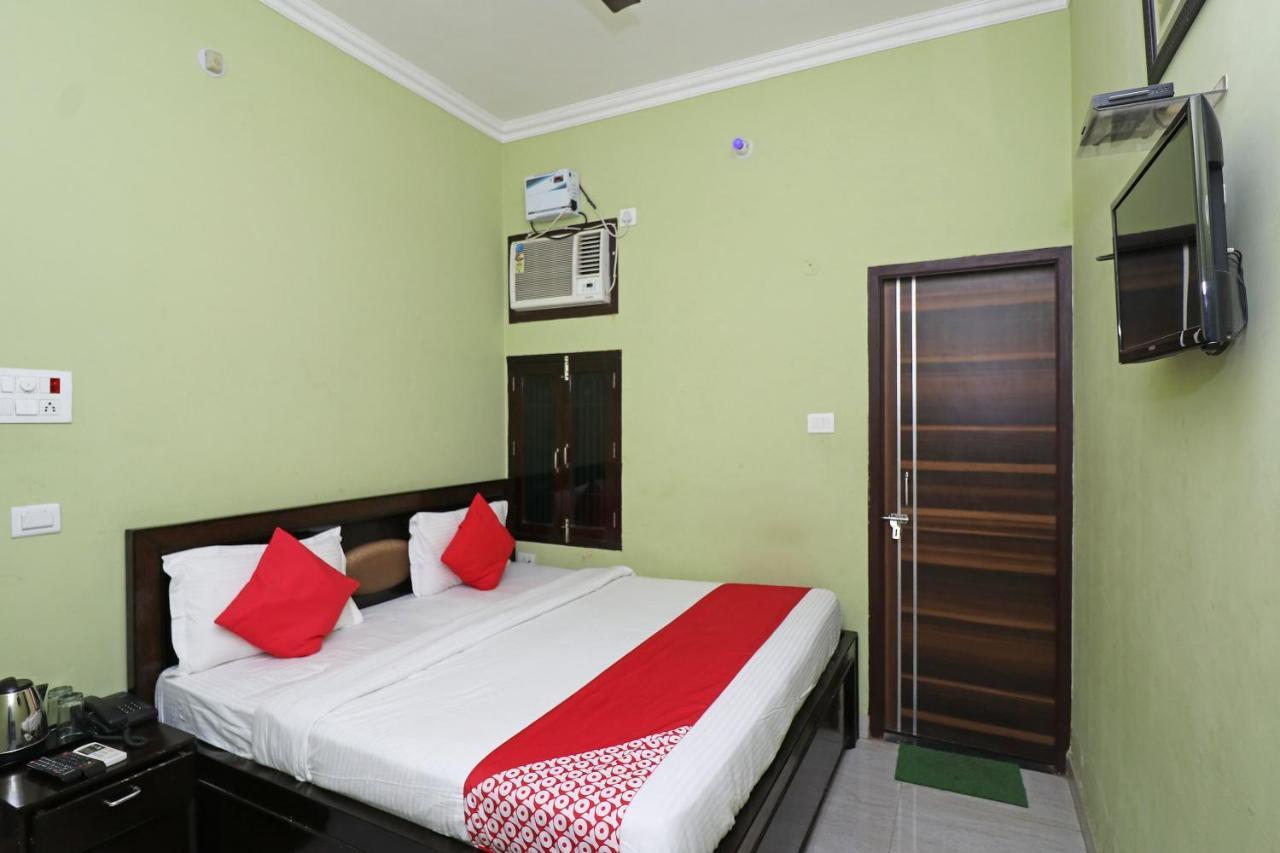 Capital O 11480 Hotel Blue Star Varanasi Bagian luar foto