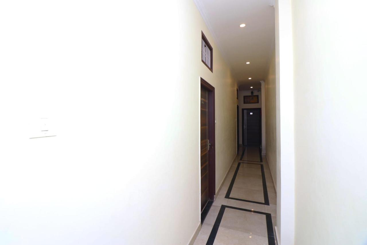 Capital O 11480 Hotel Blue Star Varanasi Bagian luar foto
