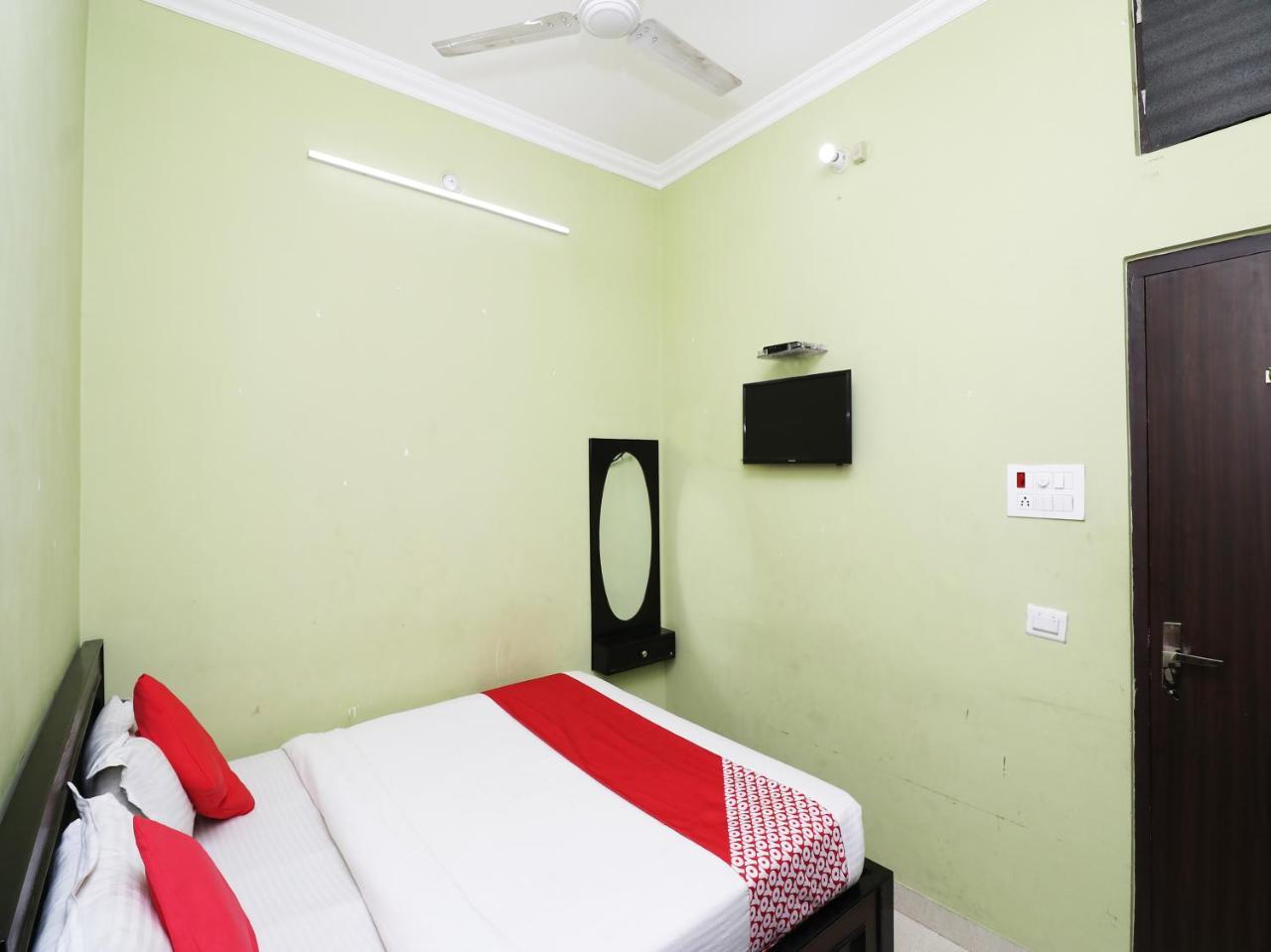 Capital O 11480 Hotel Blue Star Varanasi Bagian luar foto