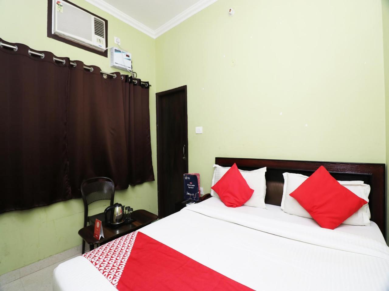 Capital O 11480 Hotel Blue Star Varanasi Bagian luar foto
