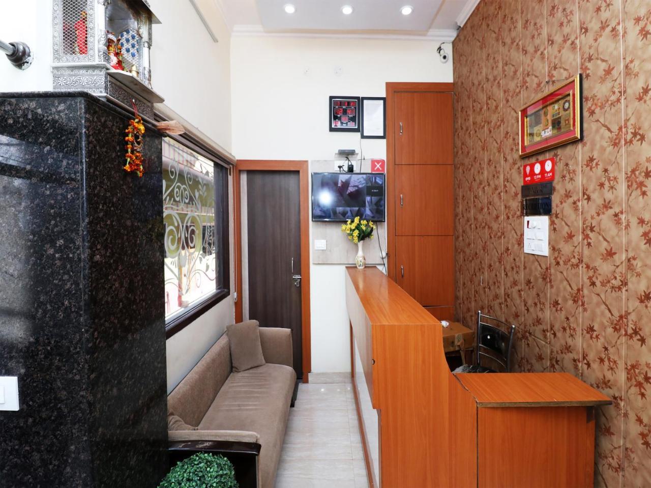Capital O 11480 Hotel Blue Star Varanasi Bagian luar foto