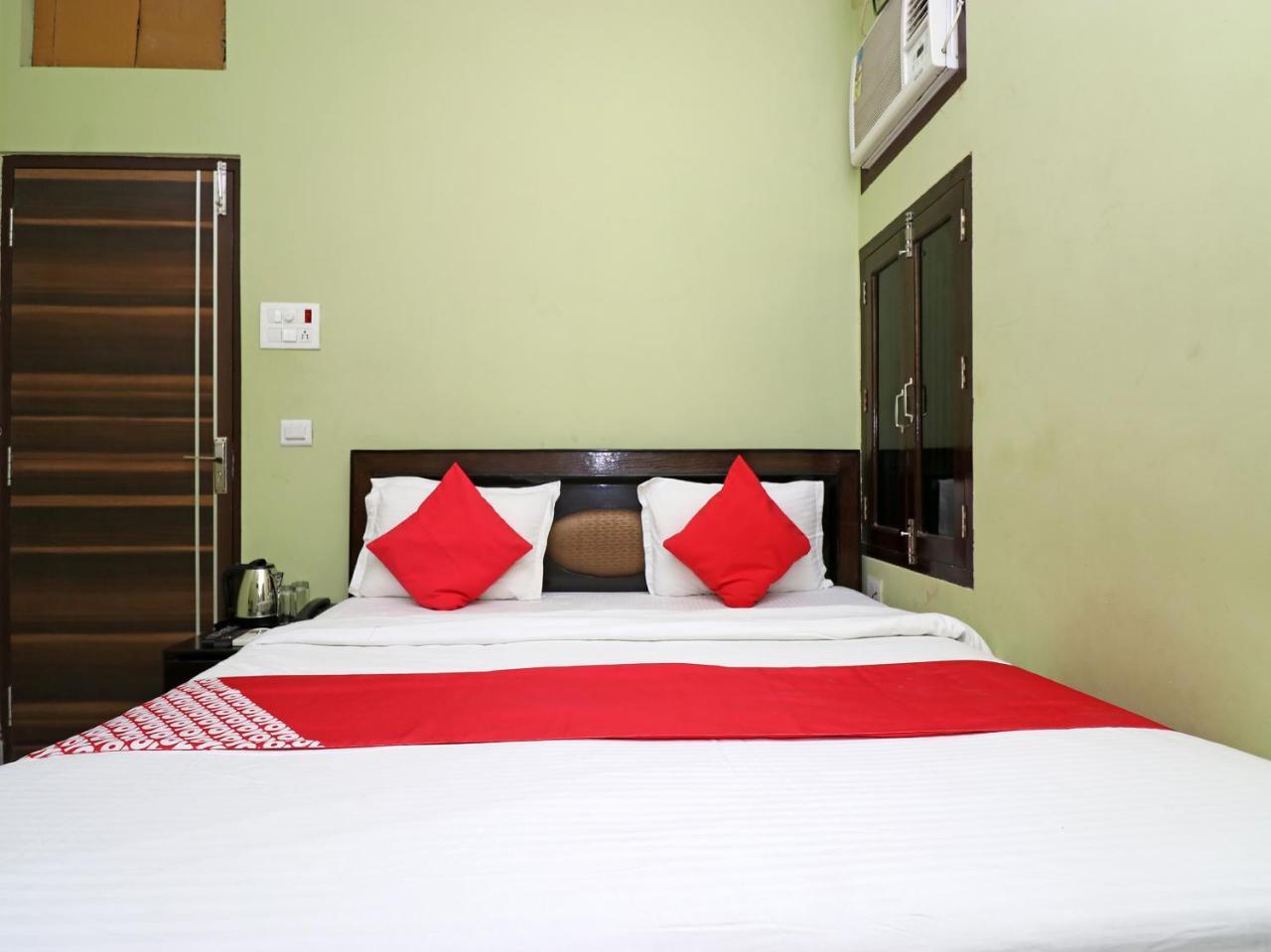Capital O 11480 Hotel Blue Star Varanasi Bagian luar foto