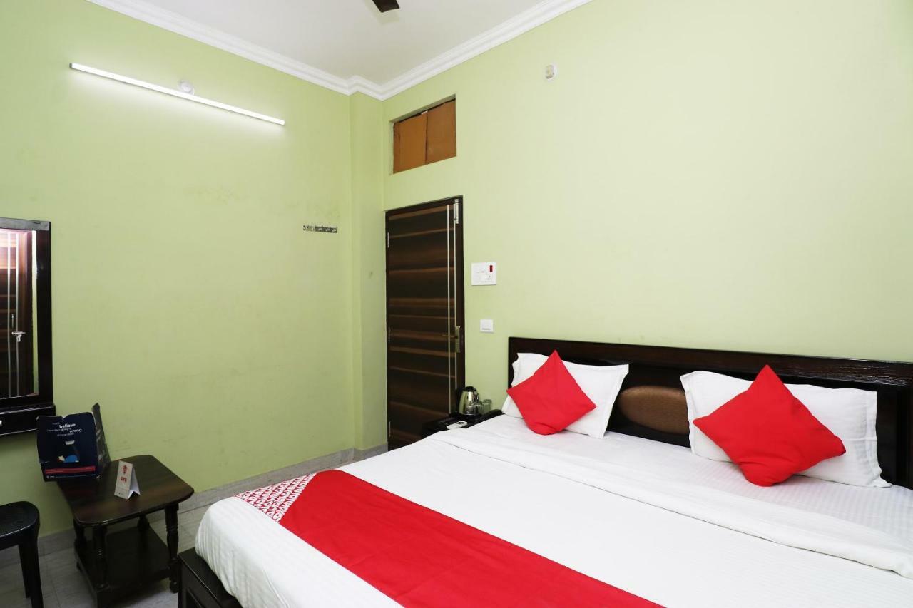 Capital O 11480 Hotel Blue Star Varanasi Bagian luar foto