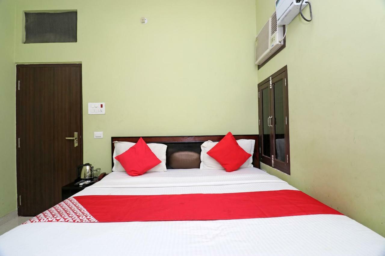 Capital O 11480 Hotel Blue Star Varanasi Bagian luar foto